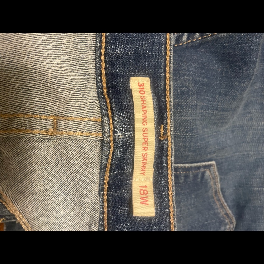 Women’s Levi skinny jeans